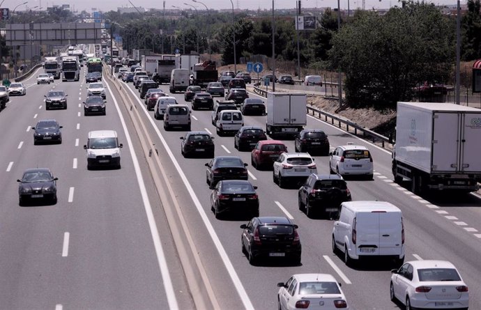 Tráfico de coches en la autovía del Sur o A-4, antiguamente llamada autovía de Andalucía a la altura de la localidad del municipio de Getafe, a 11 de junio de 2021, en Madrid (España). Acercándonos a la entrada del verano, muchas familias están de vacac