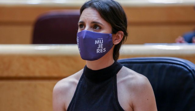 La ministra de Igualdad, Irene Montero, interviene en una sesión de control al Gobierno, a 8 de junio de 2021, en el Senado, Madrid, (España).