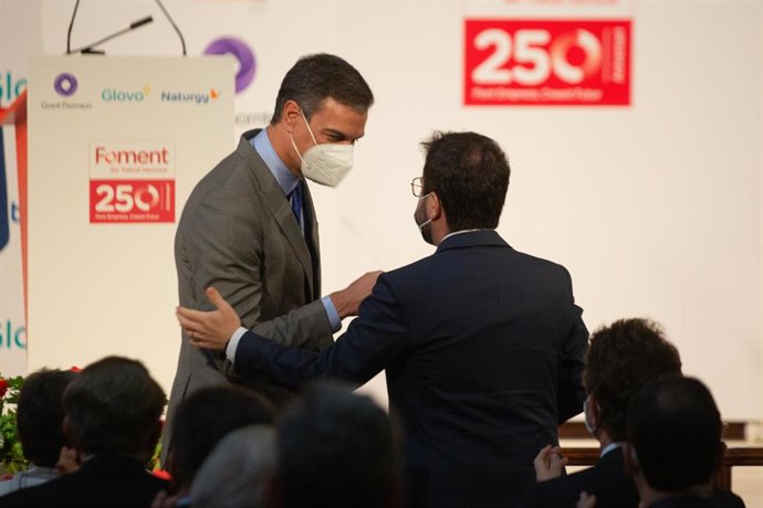 El presidente del Gobierno, Pedro Sánchez (i) y el president de la Generalitat, Pere Aragonés (d), se saludan durante la entrega de la medalla del 250 aniversario de Foment del Treball al editor de La Vanguardia, Javier Godó. ARCHIVO.