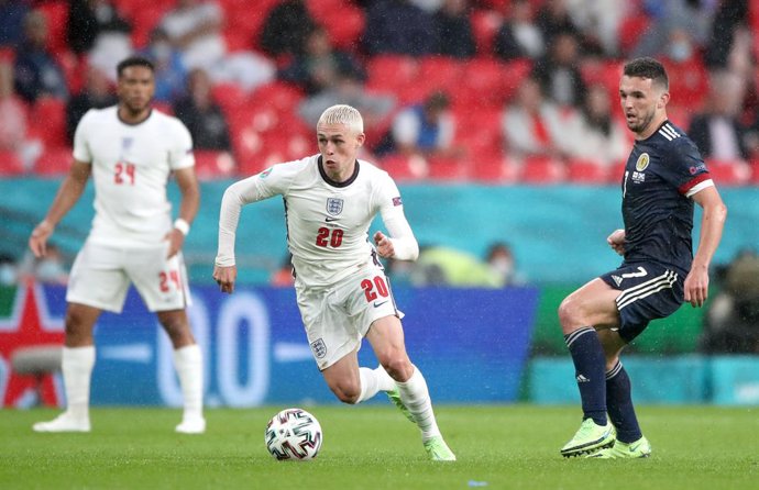 18 June 2021, United Kingdom, London: England's Phil Foden (C) controls the ball during the UEFA EURO 2020 Group D soccer match between England and Scotland at Wembley Stadium. Photo: Nick Potts/PA Wire/dpa