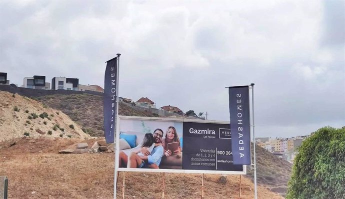 Valla en la que se anuncia la primera promoción inmobiliaria de Aedas Homes en las islas Canarias, concretamente en Las Palmas de Gran Canaria