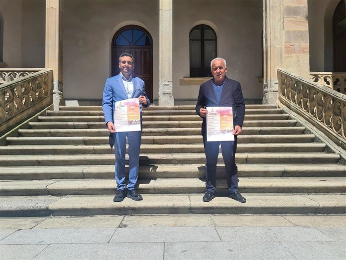 El diputado provincial de deportes, Jesús María Ortiz (drcha), y el concejal de deportes de Carbajosa de la Sagrada, Domingo Elena (izq), en la presentación de la carrera.
