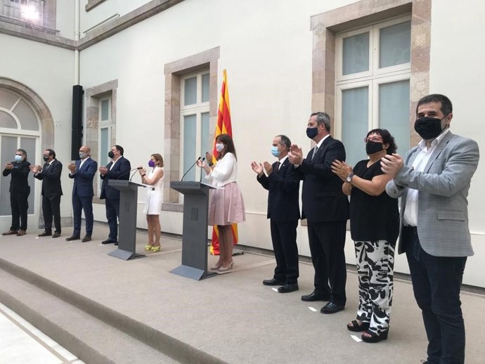 La presidenta del Parlament, Laura Borrs, recibe a los indultados del 1-O en la Cámara catalana a 28 de junio de 2021, en Barcelona.