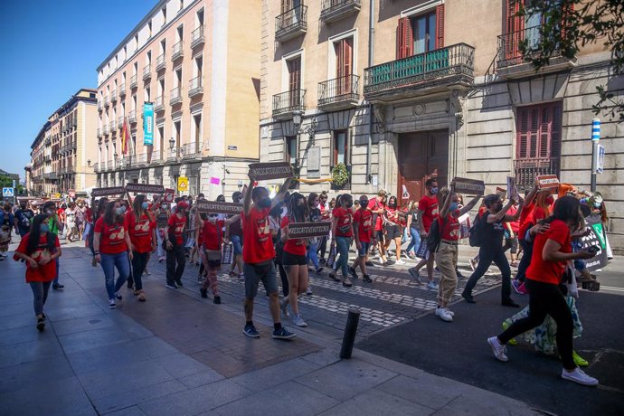 Varias personas participan en una manifestación para exigir el rescate de los animales de Laboratorios Vivotecnia, a 29 de mayo de mayo de 2021, en Madrid (España). Activistas y decenas de organizaciones animalistas se han unido este sábado para reclama
