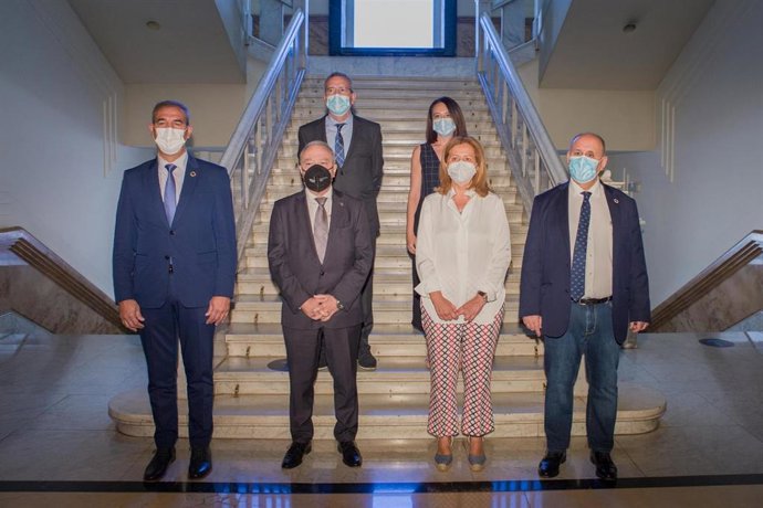 Foto de familia con motivo de la reunión de la Comisión de Despoblación y Reto Demográfico de la FEMP en el Senado.