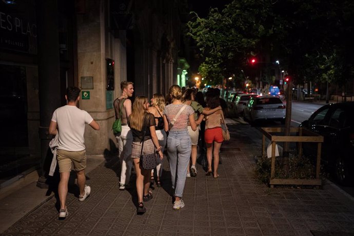 Un grupo de jóvenes pasea por la calle antres de entrar a una discoteca