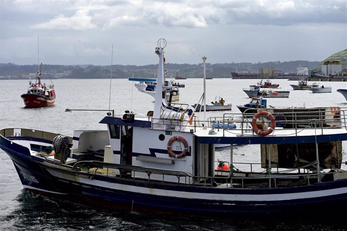 Archivo - Varios barcos de flota artesanal tras la convocatoria de paro por parte de la Federación Galega de Cofradías de Pescadores en la dársena de A Marina en A Coruña, Galicia (España), a 26 de marzo de 2021. El objetivo del paro es mostrar rechazo 