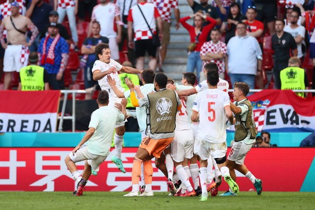 Los jugadores de la selección española celebran el 3-5 de Mikel Oyarzabal ante Croacia en la Eurocopa 2020