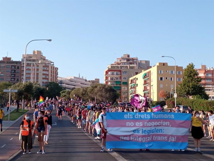 Miles de personas reclaman en Palma protección para los derechos de las personas trans.