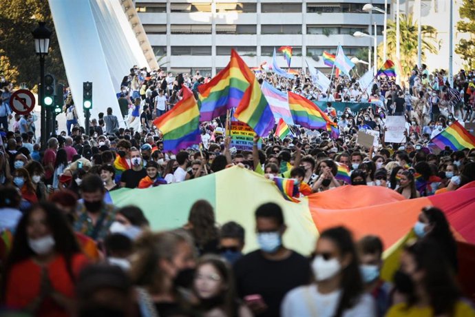 Centenares de personas participan en una manifestación convocada por el Día Internacional del Orgullo LGTBI en Valncia