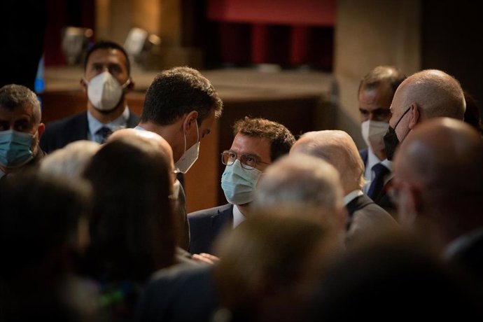 El president del Govern, Pedro Sánchez (i) i el president de la Generalitat, Pere Aragonés (d), durant l'entrega de la medalla del 250 aniversari de Foment del Treball a l'editor de ?La Vanguardia?, Javier Godó, el 7 de juny de 2021, a Barcelona, C