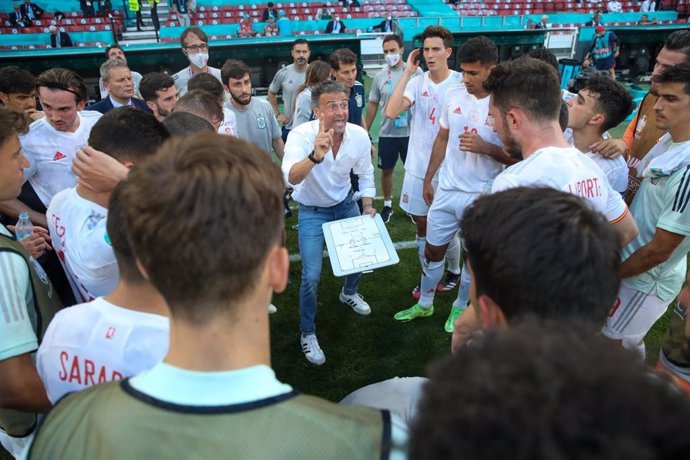 El seleccionador nacional de fútbol, Luis Enrique Martínez, alecciona a sus jugadores antes del inicio de la prórroga contra Croacia de la Eurocopa de 2020.