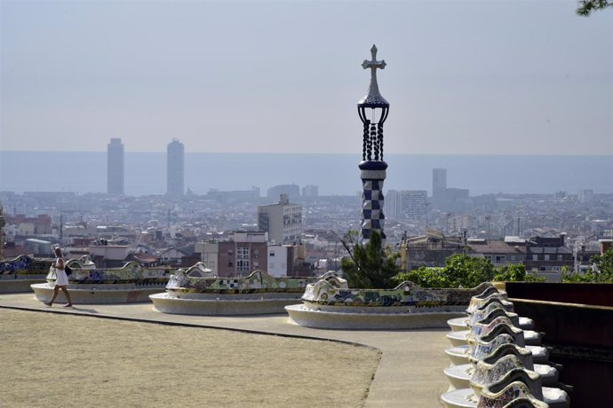 Archivo - Arxivo - Vista del skyline de Barcelona des del Park Güell. Foto d'arxiu.