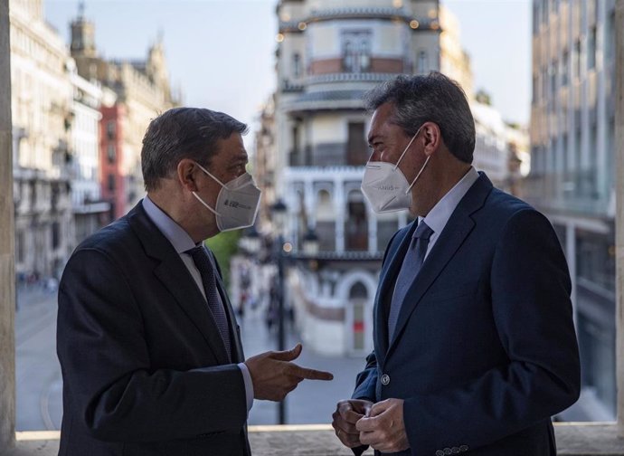 Archivo - El ministro de Agricultura, Pesca y Alimentación, Luis Planas, durante su reunión con el alcalde de Sevilla, Juan Espadas. En el Ayuntamiento de Sevilla (Andalucía, España), a 07 de abril de 2021.