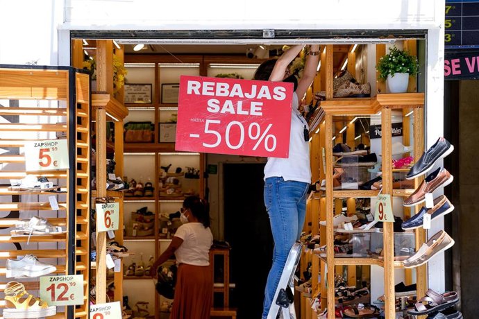 Una empleada trabajar en un establecimiento de la capital en plenas rebajas de verano