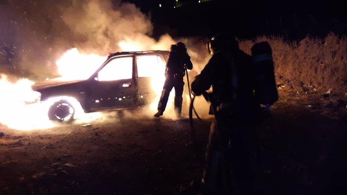 Los bomberos sofocan el incendio de un coche, con un cadáver en el interior