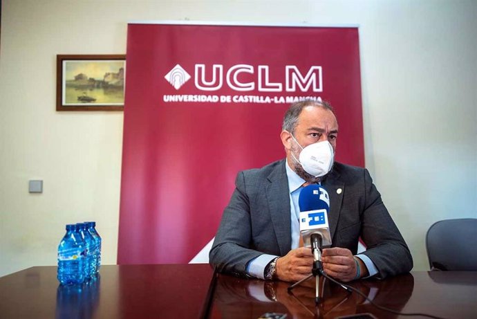 El rector de la UCLM, Julián Garde, en rueda de prensa.