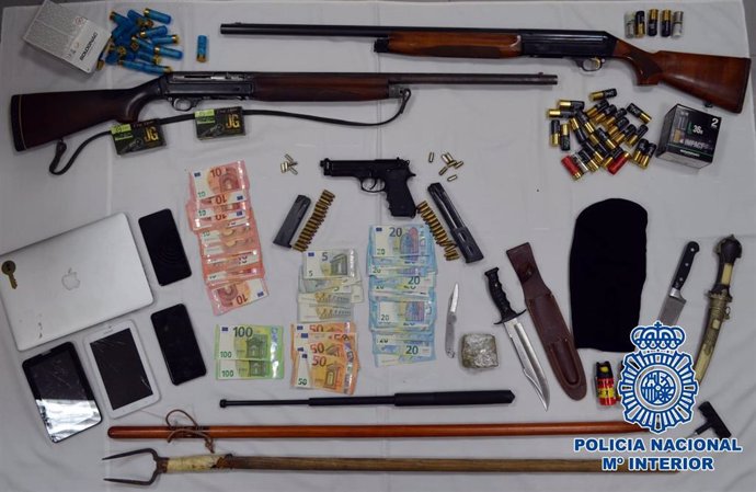 Armas de fuego y diverso material incautado por la Policía Nacional en Rota.