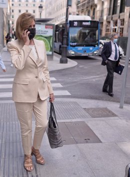 La ex secretaria general del PP y ex ministra María Dolores de Cospedal y su marido, Ignacio López del Hierro (en el extremo derecho de la foto), salen del Congreso de los Diputados, después de la comparecencia de Cospedal en la Comisión de Investigació