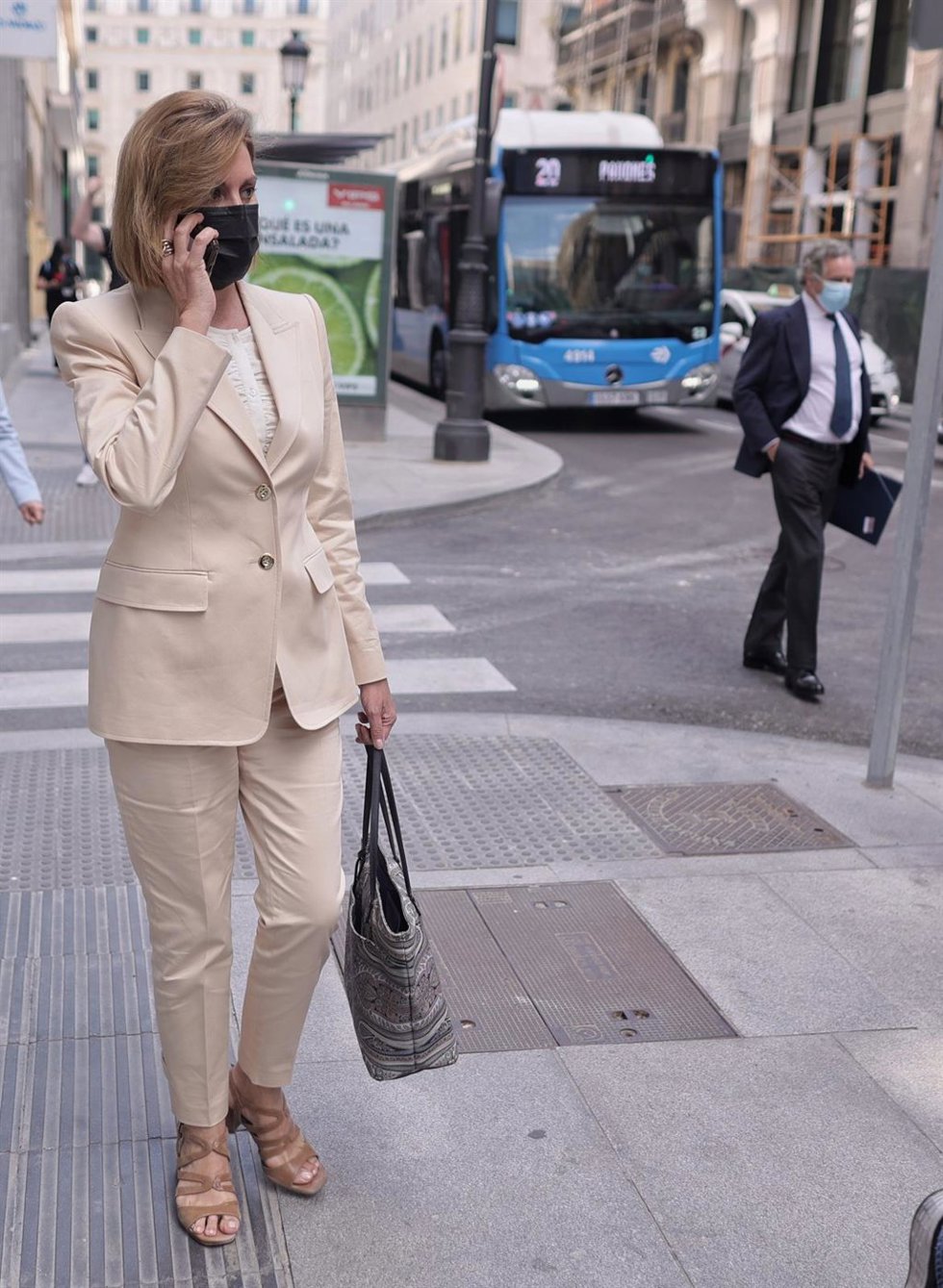 La ex secretaria general del PP y ex ministra María Dolores de Cospedal y su marido, Ignacio López del Hierro (en el extremo derecho de la foto), salen del Congreso de los Diputados, después de la comparecencia de Cospedal en la Comisión de Investigació