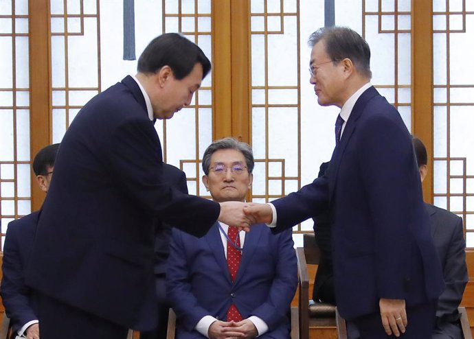 Archivo - El presidente surcoreano,Moon Jae In, junto al que fuera el fiscal general Yoon Seok Youl.