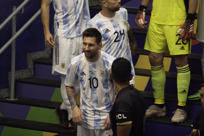 21 June 2021, Brazil, Brasilia: Argentina's Lionel Messi (C)arrives to take part in the Copa America group A soccer match between Argentina and Paraguay at Mane Garrincha Stadium. Photo: Leco Viana/TheNEWS2 via ZUMA Wire/dpa