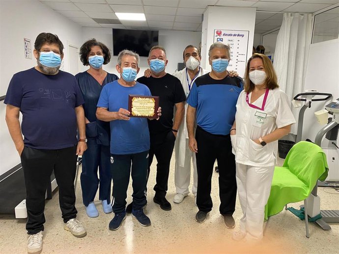 Placa entrega por un grupo de pacientes a la Unidad de Rehabilitación Cardíaca del Hospital de Puerto Real.