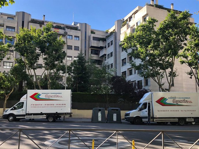 Dos camiones de mudanza han recogido las pertenencias de Mila Ximénez en la que fue su última casa