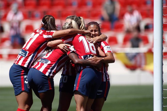 La jugadora del Atlético Ludmila da Silva celebra un gol con sus compañeras en un partido de la Primera Iberdrola.