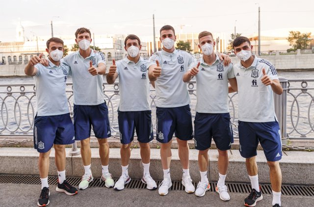 Unai Simón, Pau Torres, Eric García, Pedri, Dani Olmo y Mikel Oyarzabal, los jugadores de la selección española que disputan la Eurocopa convocados para Tokyo 2020.