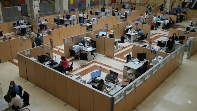 Empleados atienden a contribuyentes de manera presencial desde una oficina de la Agencia Tributaria.