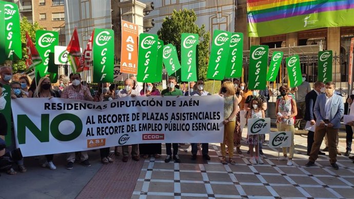 Concentración contra el cambio de modelo de residencias.