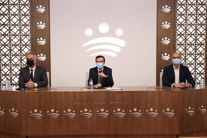 El presidente de la Diputación de Badajoz, Miguel Ángel Gallardo, presenta el Fondo de Anticipos Reintegrables