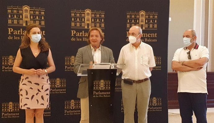 El diputado y portavoz en el Parlament de Vox, Jorge Campos, acompañado de miembros de su equipo en una rueda de prensa.