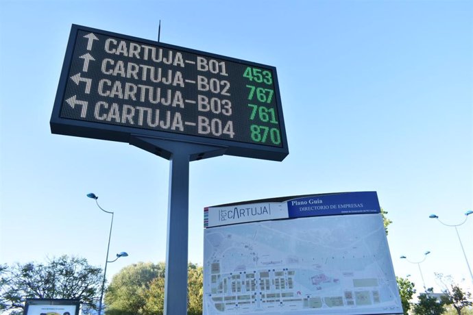 Panel informativo con aparcamientos libres en Cartuja