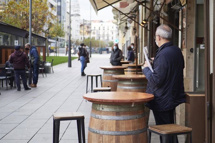 Archivo - Un hombre en la terraza de un bar en Pamplona.