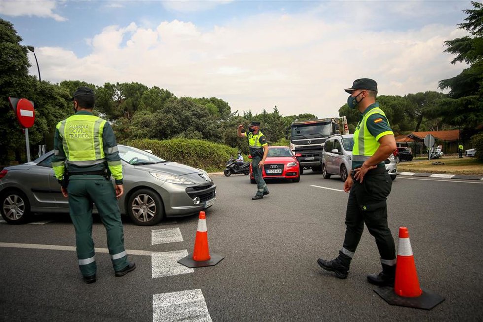 Varios policías paran a los coches para someter a pruebas de control de consumo de drogas y alcohol a los conductores durante la presentación de una nueva campaña de la DGT, a 16 de junio de 2021, en Pozuelo de Alarcón, Madrid (España). Con la nueva cam