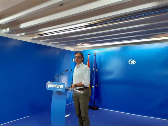 El diputado y portavoz del Grupo Parlamentario Popular, Toni Costa, en rueda de prensa.
