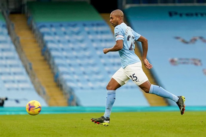 Archivo - Fernandinho jugando con el Manchester City