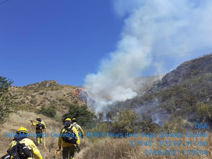 Incendio declarado en una zona de matorral en Cenes de la Vega (Granada)