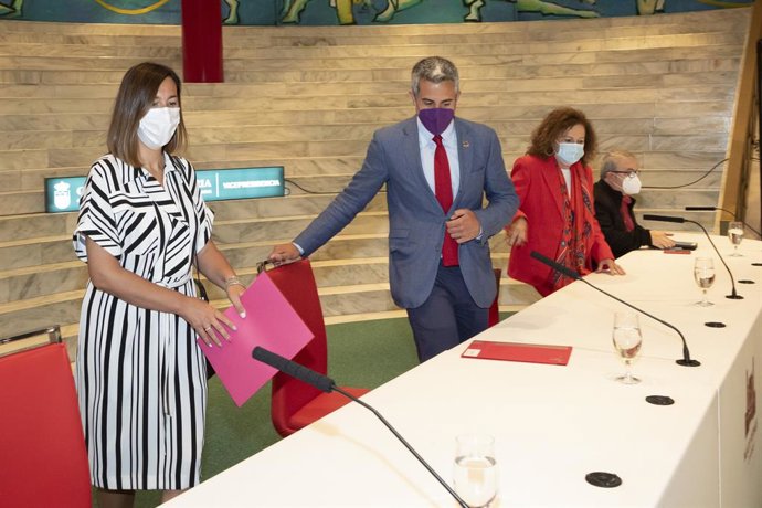 El vicepresidente y consejero, Pablo Zuloaga, y la consejera de Economía, María Sánchez,en la presentación de Encuentros Culturales de la Fundación Comillas.