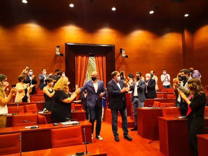 El líder d'ERC, Oriol Junqueras, i l'exconseller Raül Romeva rebuts entre aplaudiments al Parlament