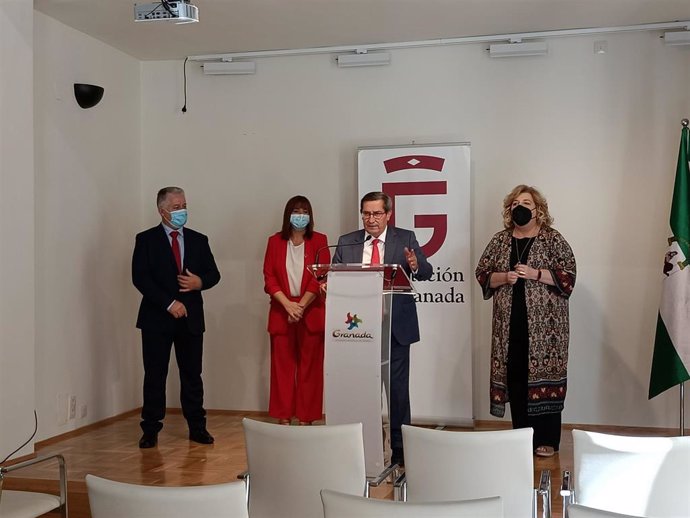 El presidente de la Diputación de Granada, José Entrena, en rueda de prensa junto a miembros del equipo de gobierno provincial.