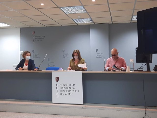 La consellera de Presidencia, Mercedes Garrido, la delegada del Gobierno en Baleares, Aina Calvo, y el presidente de la Felib, Toni Salas.