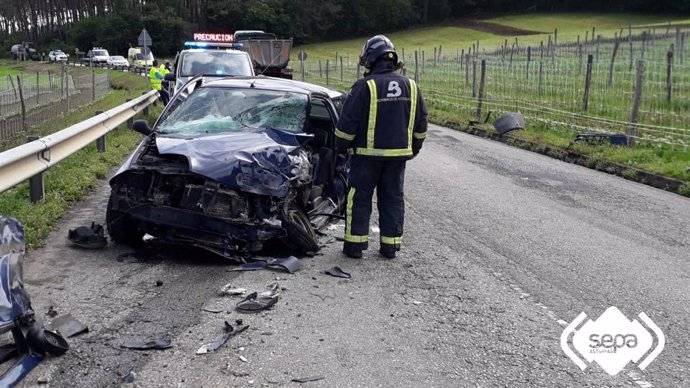 Accidnete de tráfico en Navia entre un turismo y un camión con una mujer herida leve.