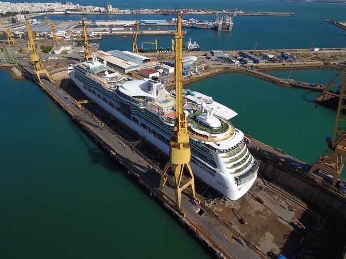 Archivo - El crucero 'Jewel of the Seas' en los astilleros de Navantia Cádiz