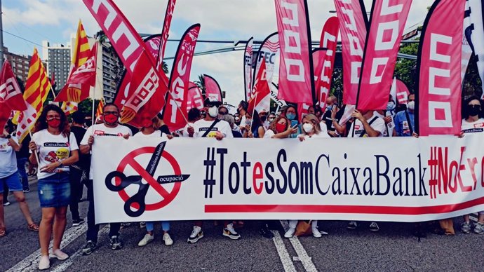 Unes 400 persones protesten a Barcelona contra l'ERO de CaixaBank
