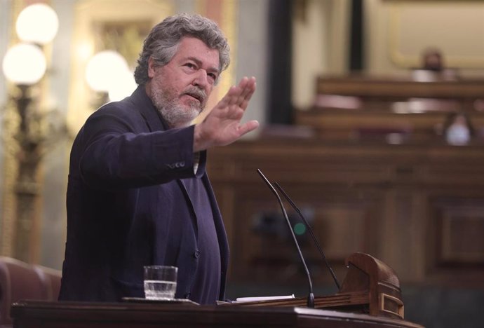 El diputado de Unidas Podemos, Juan Antonio López de Uralde, interviene en una sesión de control al Gobierno en el Congreso de los Diputados, a 23 de junio de 2021, en Madrid, (España). El pleno de este martes gira en torno a los indultos a los presos d