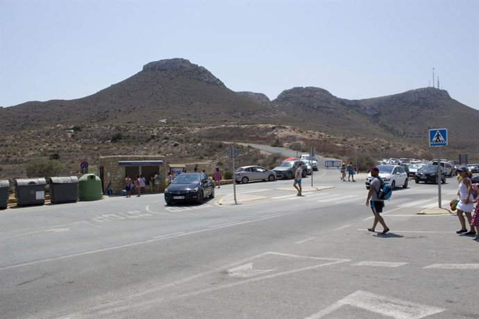 Archivo - Acceso al aparcamiento de una playa de Almería. 