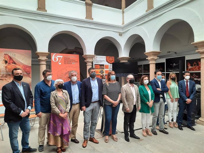 Autoridades en la presentación de las medidas de accesibilidad dentro del 67 Festival de Teatro de Mérida